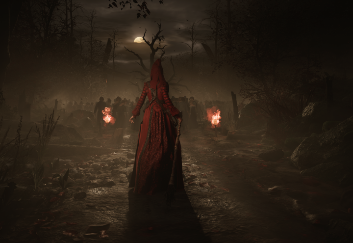 Capture d'écran du jeu 1666 Amsterdam, sur laquelle apparaît Noa en tenue rouge et capuchonnée. Elle est dans une forêt sombre, deux torches rougêatres sont face à elle, ouvrant le chemin vers une foule autour d'un arbre. Le ciel est éclairé par une magnifique lune, entourée de corbeaux silonnant le ciel.