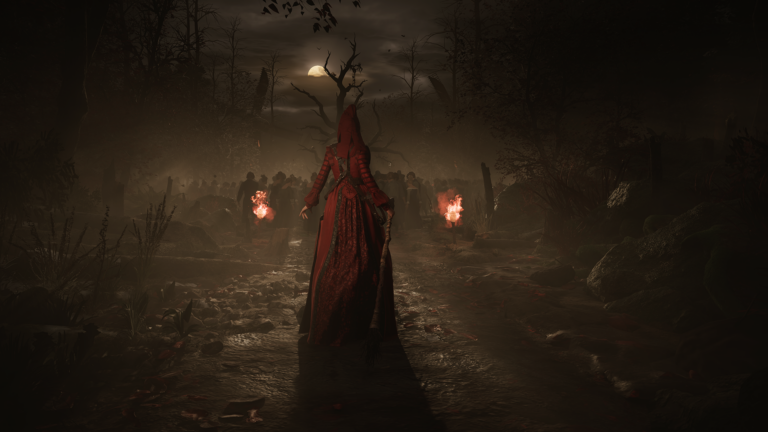 Capture d'écran du jeu 1666 Amsterdam, sur laquelle apparaît Noa en tenue rouge et capuchonnée. Elle est dans une forêt sombre, deux torches rougêatres sont face à elle, ouvrant le chemin vers une foule autour d'un arbre. Le ciel est éclairé par une magnifique lune, entourée de corbeaux silonnant le ciel.