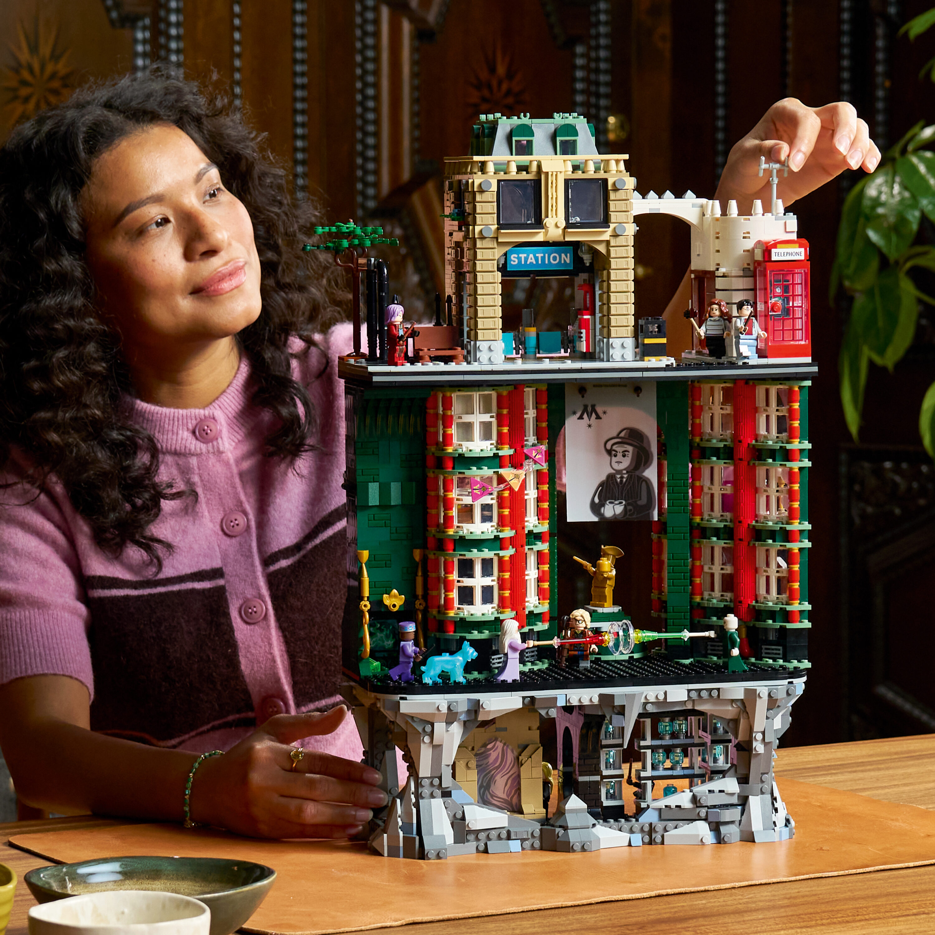 LEGO dévoile le set collector magique « Le Ministère de la Magie » avec 3491 pièces et 14 minifigurines exclusives 2 LEGO Harry Potter™ Le Ministère de la Magie™ – Édition Collector
