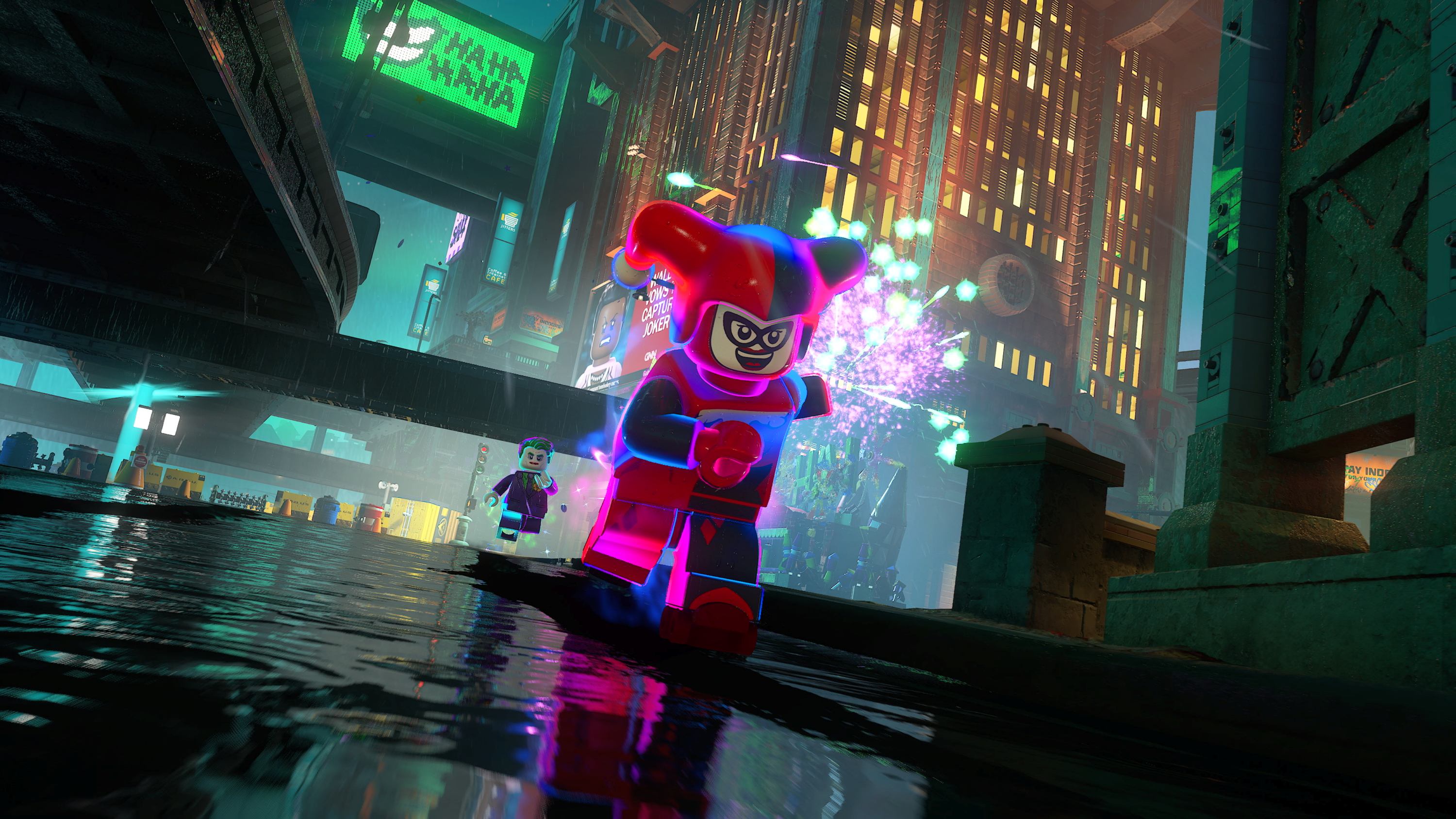 LEGO Batman : un nouveau DLC répand le chaos à Gotham 2 Image du jeu LEGO Batman : L'Héritage du Chevalier Noir. Harley Quinn est en premier plan, suivie du Joker. Ils sont en pleine rue de Gotham, il fait nuit, le sol est humide et de nombreuses lumières illuminent la scène.