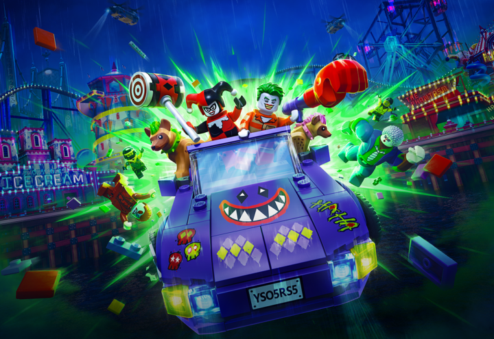Artwork principal du jeu LEGO Batman : L'Héritage du Chevalier Noir. Le Joker et Harley Quinn sont dans leur voiture personnalisée avec des armes et les hyènes de Harley.